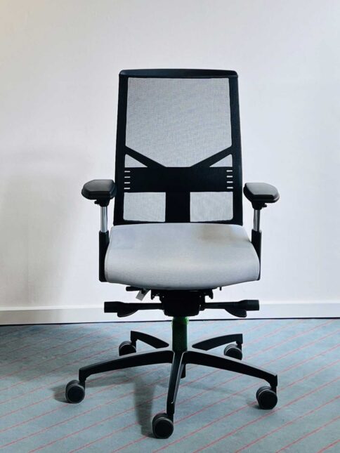 Schnäppchen Angebot orthopädischer ergonomischer Bürostuhl Modell "Figo Air" vom deutschen Hersteller Löffler, schwarz, mit anschmiegsamer Netzrückenlehne, Sitzfläche hellgrau